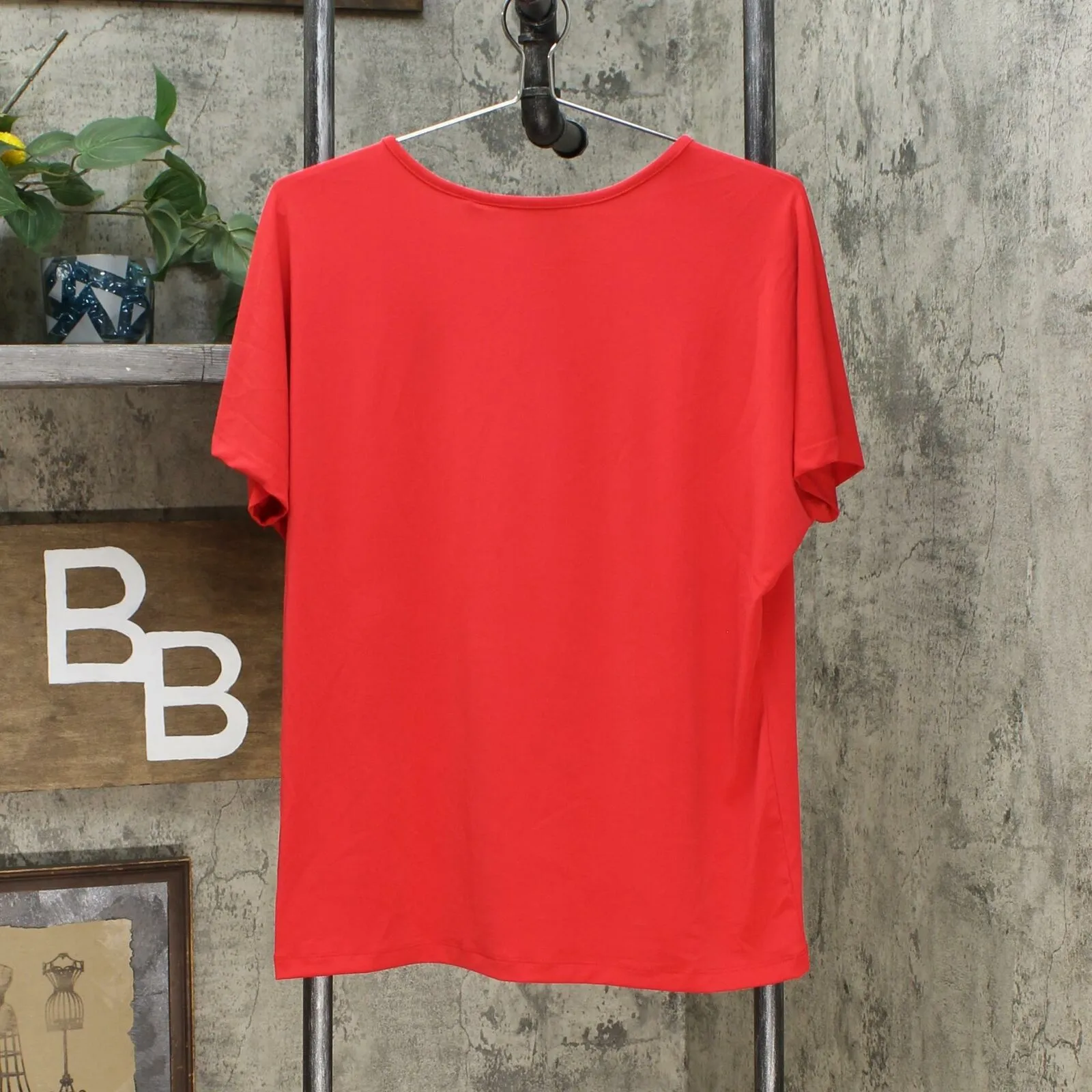 IMAN Women's City Chic 2 Pack of T-Shirts and Necklace