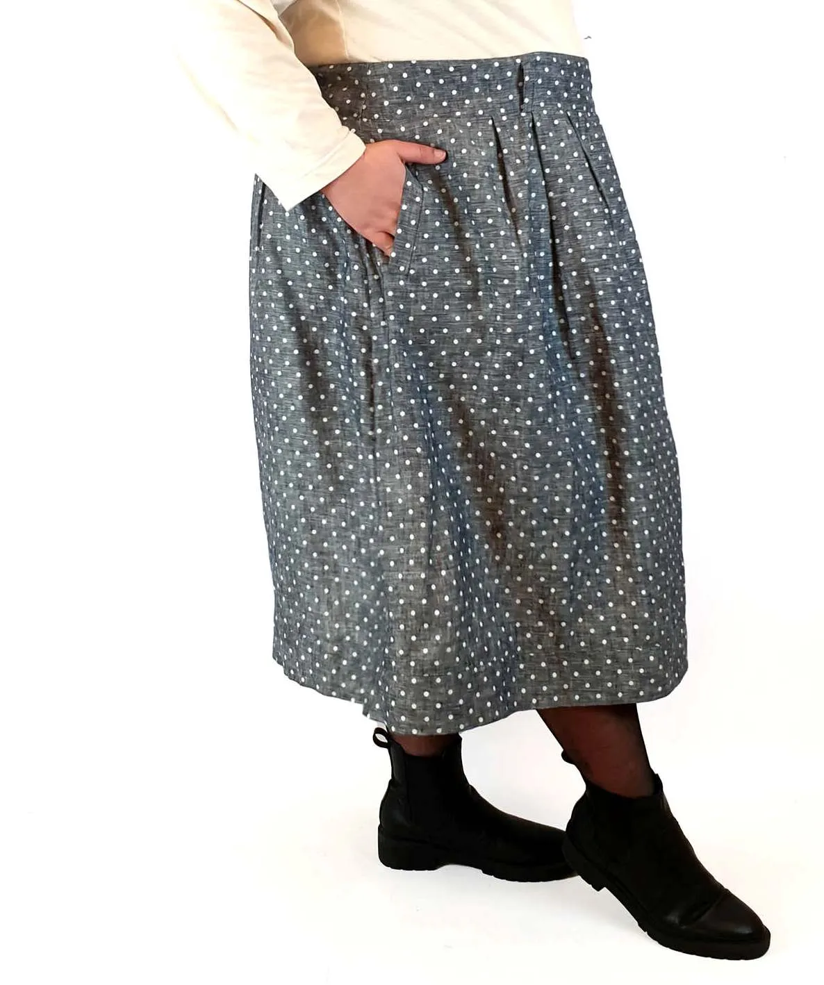 Made590 denim look linen skirt with white polka dots size 4XL