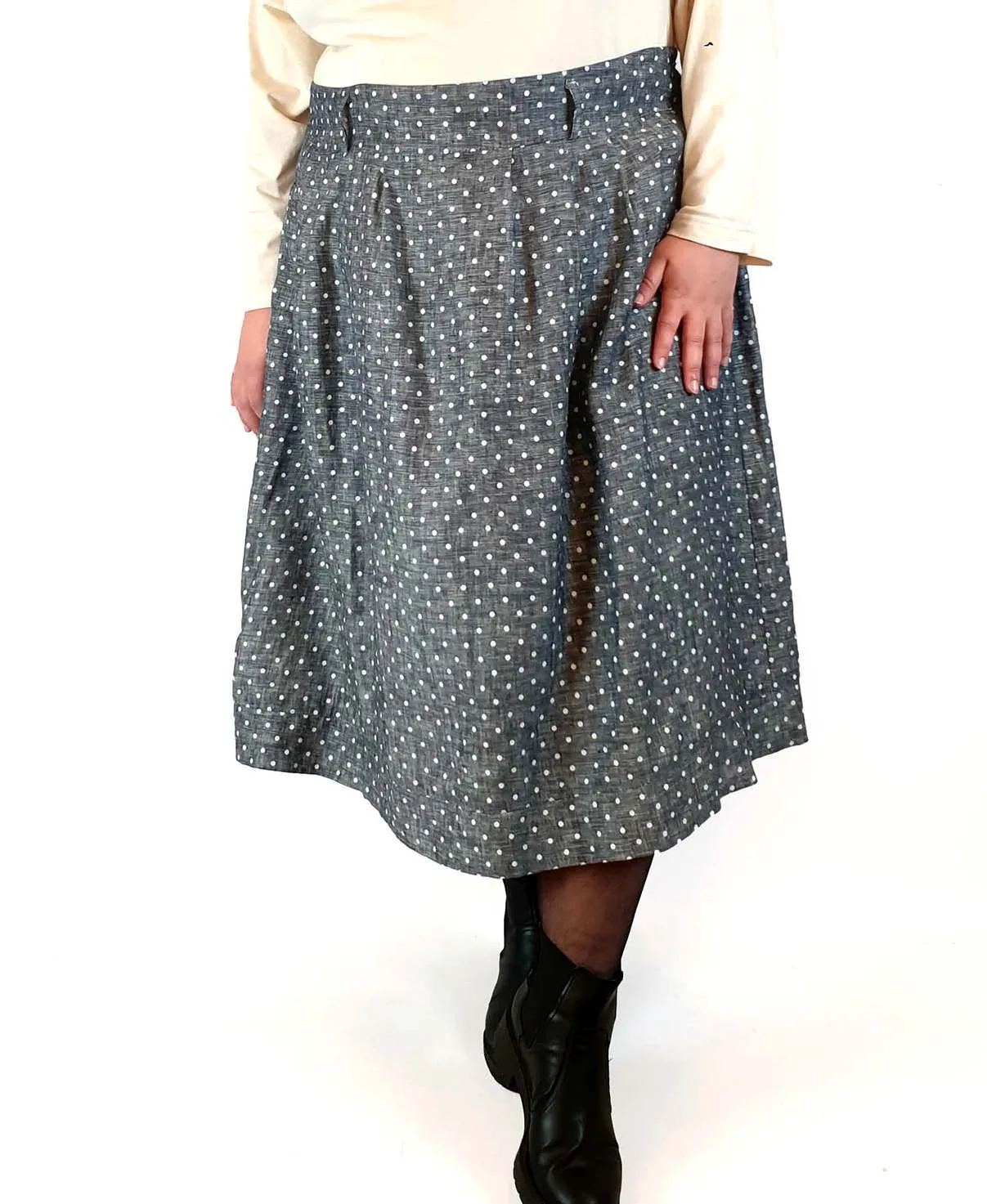 Made590 denim look linen skirt with white polka dots size 4XL