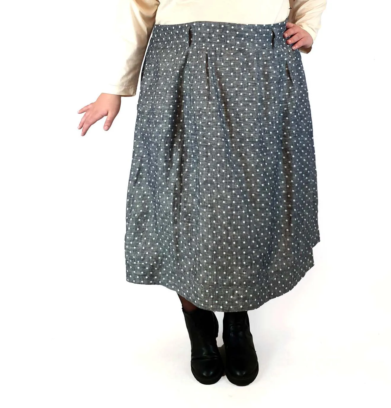 Made590 denim look linen skirt with white polka dots size 4XL