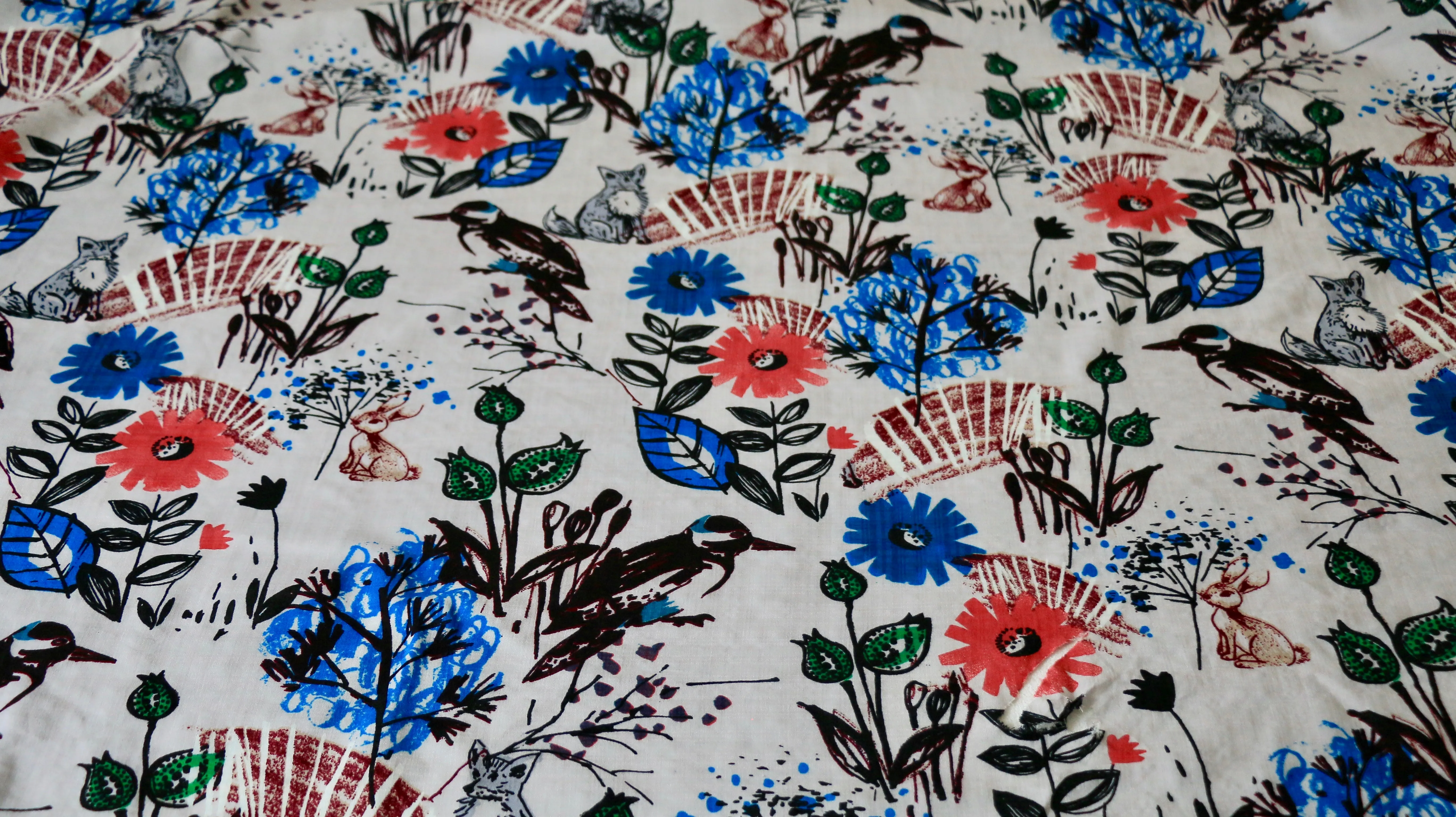 REMNANT 0.75m x 1.46m - VISCOSE CHALLIS FABRIC - woodland Design - Retro Look